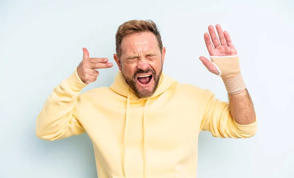 Homem Bonito Meia Idade Que Parece Infeliz Estressado Gesto Suicida — Fotografia de Stock