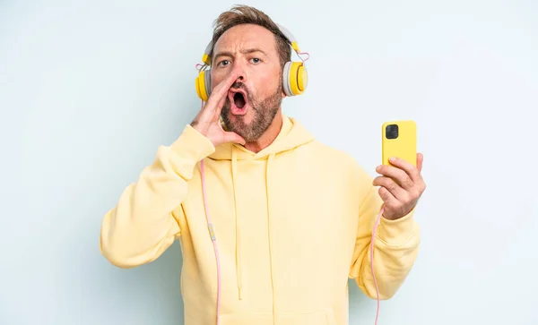 Homem Bonito Meia Idade Sentindo Feliz Dando Grande Grito Com — Fotografia de Stock