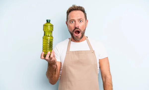 Gut Aussehender Mann Mittleren Alters Der Sehr Schockiert Oder Überrascht — Stockfoto