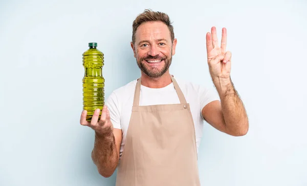 Ein Gutaussehender Mann Mittleren Alters Der Freundlich Lächelt Und Nummer — Stockfoto