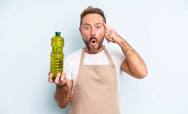 Ein Gutaussehender Mann Mittleren Alters Sieht Überrascht Aus Als Einen — Stockfoto