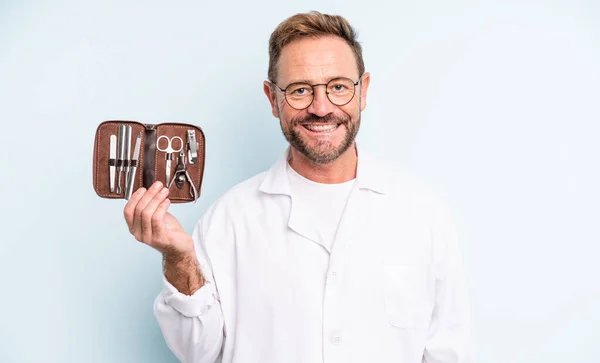 Homem Bonito Meia Idade Sorrindo Feliz Com Uma Mão Quadril — Fotografia de Stock