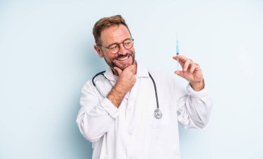 Orta yaşlı yakışıklı, gülümseyen, kendine güvenen, elleri çenesinde bir adam. srynge konsepti