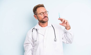 Orta yaşlı yakışıklı bir adam üzgün, üzgün ya da kızgın hissedip yan tarafa bakıyor. srynge konsepti