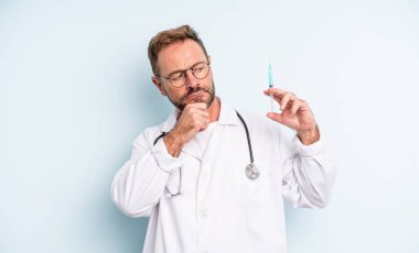 Orta yaşlı yakışıklı düşünen, kuşkulu ve kafası karışık bir adam. srynge konsepti