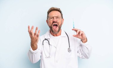 Orta yaşlı yakışıklı adam umutsuz, sinirli ve stresli görünüyor. srynge konsepti