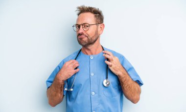 Orta yaşlı yakışıklı adam kibirli, başarılı, pozitif ve gururlu görünüyor. hemşire konsepti