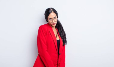 Güzel İspanyol bir kadın üzgün ve mızmızlanıyor. Mutsuz bir bakışı var ve ağlıyor. İş kadını kavramı