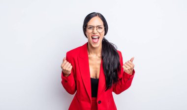 Kızgın bir ifadeyle saldırganca bağıran oldukça İspanyol bir kadın. İş kadını kavramı