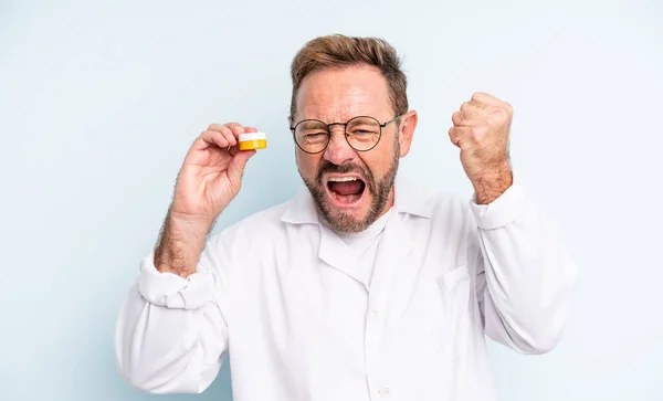 Middelbare Leeftijd Knappe Man Schreeuwend Agressief Met Een Boze Uitdrukking — Stockfoto