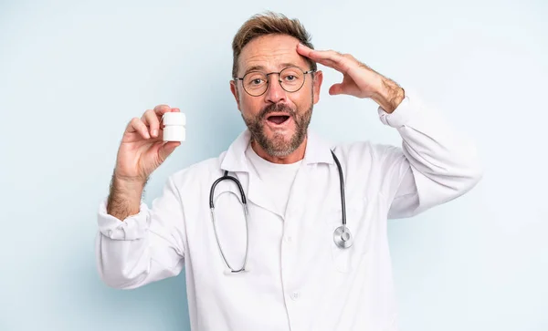 Homem Bonito Meia Idade Olhando Feliz Surpreso Surpreso Médico Com — Fotografia de Stock