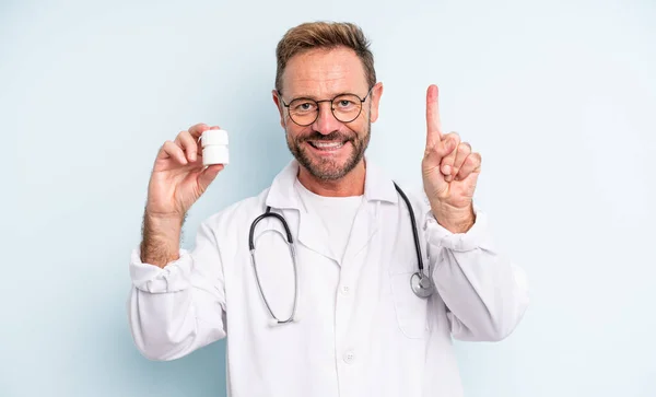 Homem Bonito Meia Idade Sorrindo Olhando Amigável Mostrando Número Médico — Fotografia de Stock