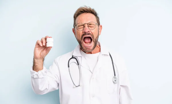 Homem Bonito Meia Idade Gritando Agressivamente Parecendo Muito Zangado Médico — Fotografia de Stock