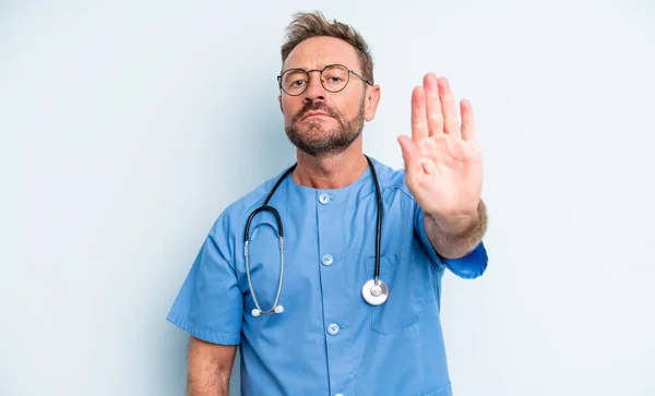 Uomo Bello Mezza Età Che Sembra Serio Mostrando Palmo Aperto — Foto Stock