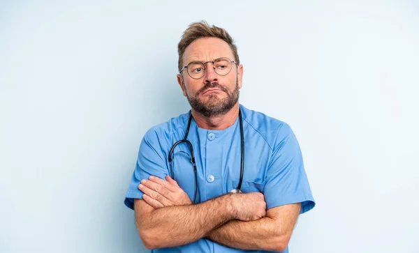 Hombre Guapo Mediana Edad Encogiéndose Hombros Sintiéndose Confundido Incierto Concepto —  Fotos de Stock