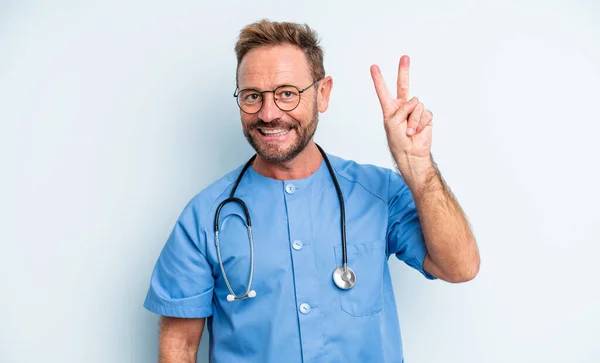 Homem Bonito Meia Idade Sorrindo Olhando Amigável Mostrando Número Dois — Fotografia de Stock