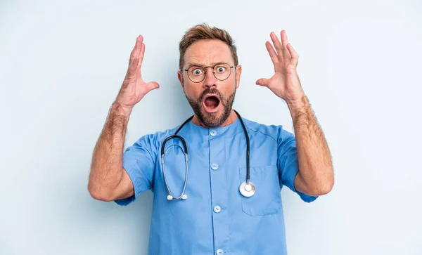 Hombre Guapo Mediana Edad Gritando Con Las Manos Alto Concepto —  Fotos de Stock