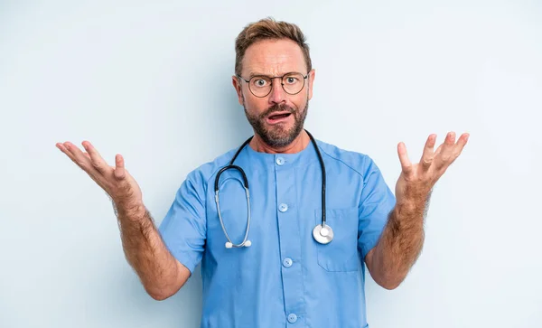 Homem Bonito Meia Idade Sentindo Extremamente Chocado Surpreso Conceito Enfermeiro — Fotografia de Stock