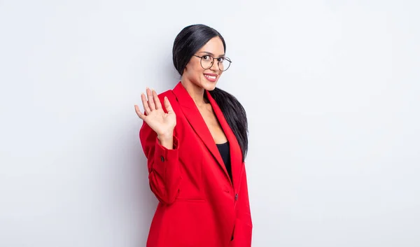 Mulher Hispânica Bonita Sorrindo Feliz Acenando Mão Acolhendo Cumprimentando Você — Fotografia de Stock