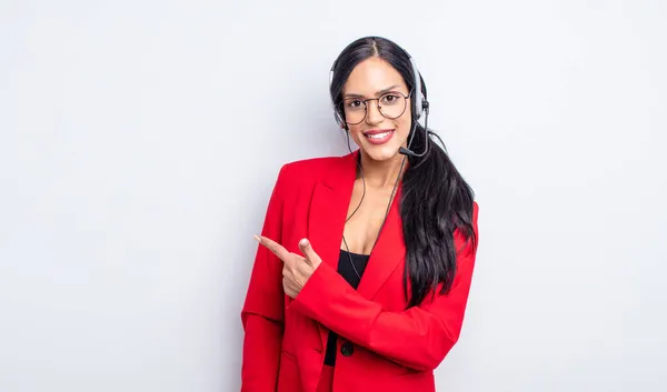 Mulher Bastante Hispânica Sorrindo Alegremente Sentindo Feliz Apontando Para Lado — Fotografia de Stock