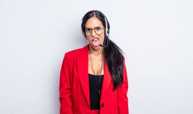 Güzel İspanyol kadın iğreniyor, sinirleniyor ve dili dışarı çıkıyor. tele pazarlama kavramı