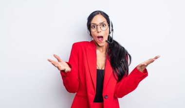 Oldukça İspanyol bir kadın son derece şaşırmış ve şok olmuş hissediyor. tele pazarlama kavramı