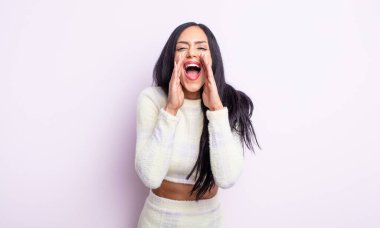 Güzel İspanyol bir kadın mutlu hissediyordu, elleri ağızının kenarında bağırıyordu.