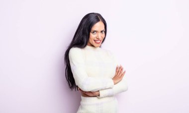 Güzel İspanyol kadın omuz silkiyor, kafası karışık ve kararsız.