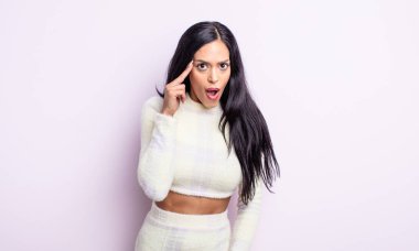 Güzel İspanyol kadın şaşırmış görünüyor, yeni bir düşünce, fikir ya da konsept keşfediyor.