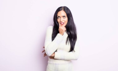 Düşünen, kuşkucu ve kafası karışık İspanyol bir kadın.