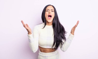 Güzel İspanyol kadın çok şaşırdı ve şok oldu.