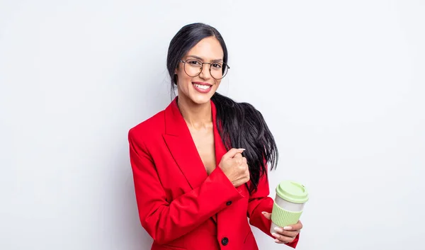 Vacker Latinamerikansk Kvinna Känner Sig Lycklig Och Står Inför Utmaning — Stockfoto