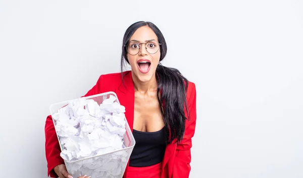 Hübsche Hispanische Frau Sieht Sehr Schockiert Oder Überrascht Papierkugeln Trash — Stockfoto