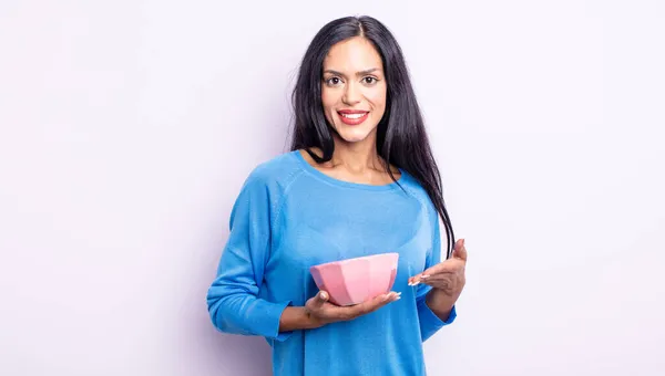 Mulher Bastante Hispânica Sorrindo Alegremente Sentindo Feliz Mostrando Conceito Conceito — Fotografia de Stock