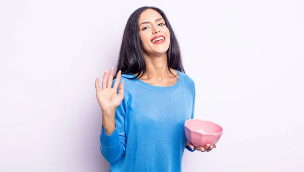 Bella Donna Ispanica Sorridente Felicemente Mano Che Saluta Accoglie Saluta — Foto Stock