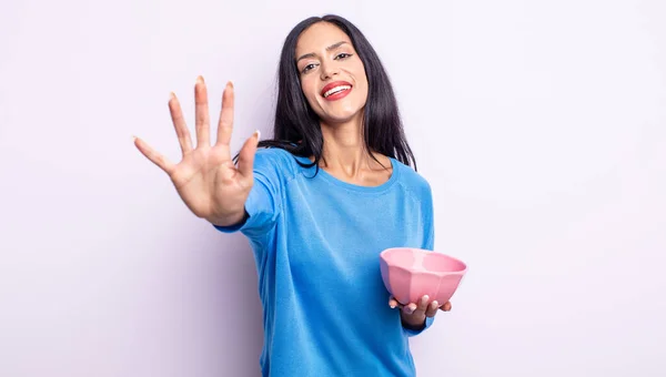 Mulher Bastante Hispânica Sorrindo Parecendo Amigável Mostrando Número Cinco Conceito — Fotografia de Stock