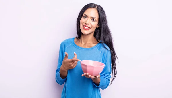 Mulher Bastante Hispânica Sorrindo Alegremente Sentindo Feliz Apontando Para Lado — Fotografia de Stock