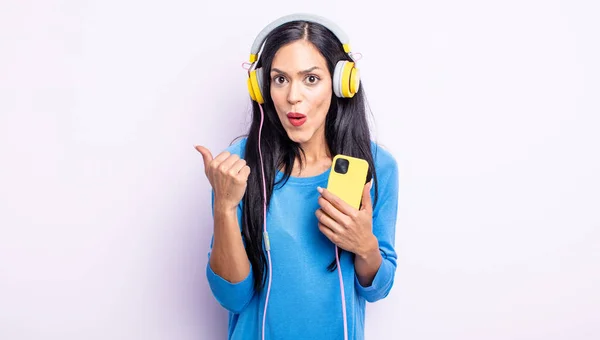 Vacker Latinamerikansk Kvinna Som Ser Förbluffad Misstro Smartphone Och Hörlurar — Stockfoto