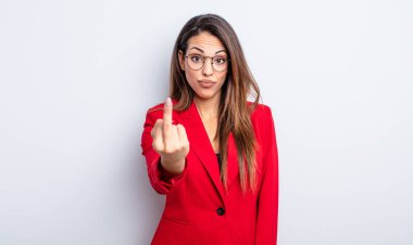 Oldukça İspanyol bir kadın kızgın, sinirli, asi ve agresif hissediyor. İş kadını kavramı