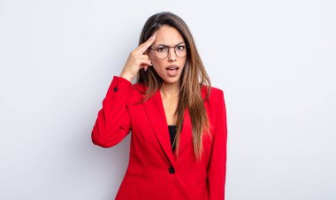 Yeni bir düşünce, fikir ya da konsept edinen oldukça İspanyol bir kadın şaşırmış görünüyor. İş kadını kavramı