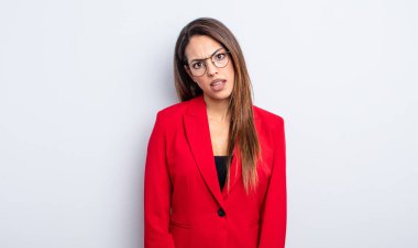 Kafası karışık ve kafası karışık bir İspanyol kadın. İş kadını kavramı