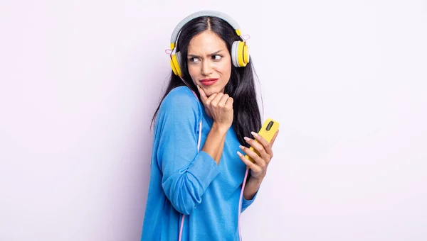 Mujer Bastante Hispana Pensando Sintiéndose Dudosa Confundida Concepto Smartphone Auriculares —  Fotos de Stock
