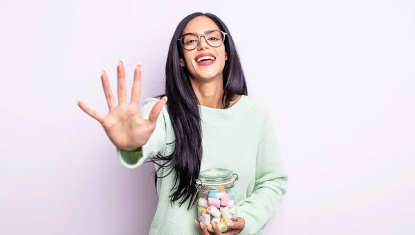 Bella Donna Ispanica Sorridente Cercando Amichevole Mostrando Numero Cinque Caramelle — Foto Stock