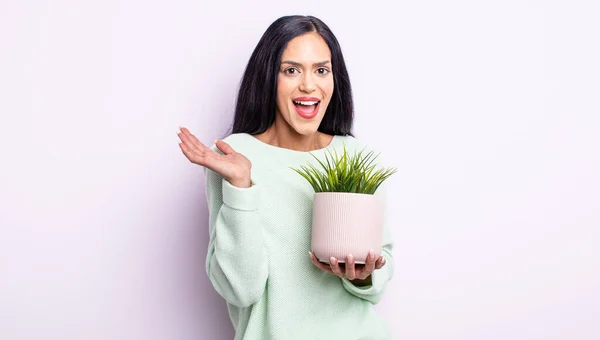 Bella Donna Ispanica Sentirsi Felice Stupito Qualcosa Incredibile Concetto Impianto — Foto Stock