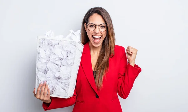 Oldukça Spanyol Bir Kadın Şoke Olmuş Gülüyor Başarıyı Kutluyor Kağıt — Stok fotoğraf