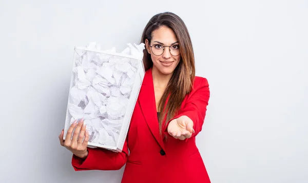 Bella Donna Ispanica Sorridente Felicemente Con Amichevole Offrendo Mostrando Concetto — Foto Stock