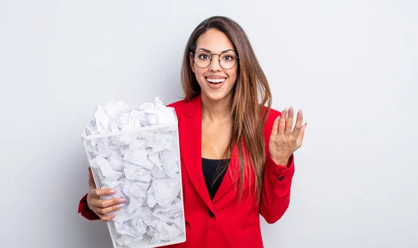 Pretty Hispanic Woman Feeling Happy Surprised Realizing Solution Idea Paper — Stock Photo, Image