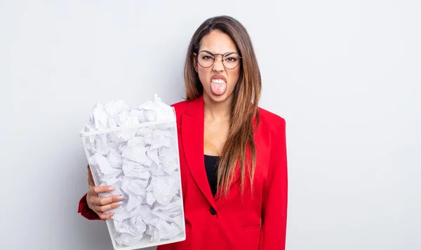 Güzel Spanyol Kadın Iğreniyor Sinirleniyor Dili Dışarı Çıkıyor Kağıt Toplar — Stok fotoğraf