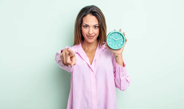 Una Mujer Bastante Hispana Apuntando Cámara Eligiéndote Concepto Despertador — Foto de Stock