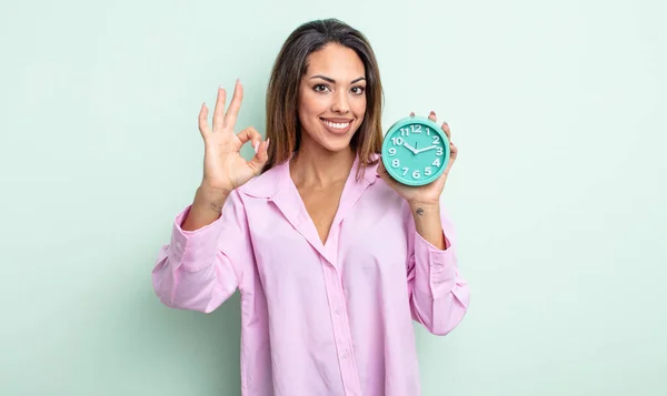 Una Mujer Bastante Hispana Sintiéndose Feliz Mostrando Aprobación Con Buen —  Fotos de Stock